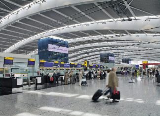 Hub de British Airways et de ses partenaires oneworld, le terminal 5 à Heathrow est l’un des plus modernes et efficaces d’Europe. Mais, surtout, il est une véritable vitrine du “made in Britain”. Toutes les marques britanniques sont présentes dans ce terminal qui prend des allures de centre commercial, de Harrods à Paul Smith, du restaurant de la star britannique des fourneaux Gordon Ramsay au pub traditionnel. De nombreuses boutiques proposent des produits exclusivement réservés au terminal 5. Les esprits chagrins trouvent en revanche que le terminal met très peu en valeur la culture britannique, hormis des sandwichs, de la bière et des souvenirs plus ou moins réussis...