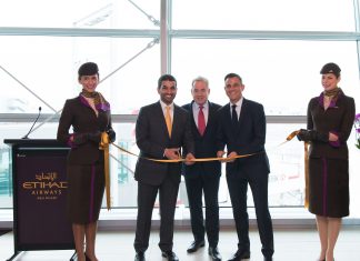 James Hogan, Hareb Almuhairy et Martin Drew, inaugurant le salon à JFK James Hogan, Hareb Almuhairy et Martin Drew, inaugurant le salon à JFK