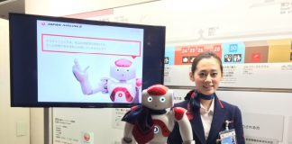 Le robot NAO renseigne les voyageurs d'affaires à Tokyo Haneda