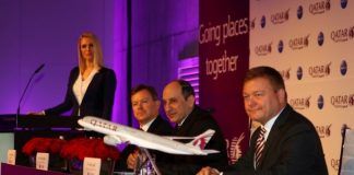 Les dirigeants de Qatar Airways présentant les nouvelles destinations à Berlin
