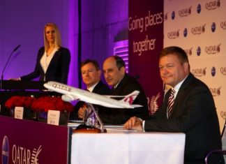 Les dirigeants de Qatar Airways présentant les nouvelles destinations à Berlin