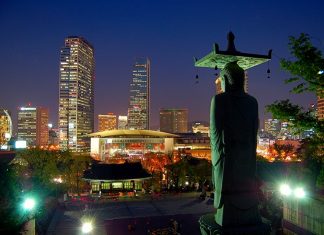 La skyline de Gangnam se dessine face au Bouddha du temple Bongeunsa