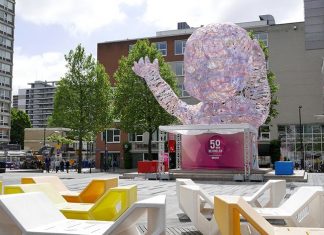 La place Schouwburgplein, au coeur de la ville.