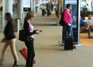 La technologie d’aujourd’hui se met au service du passager pour l’aider à mieux maîtriser son environnement, de l’enregistrement sur un vol jusqu’au parcours à l’intérieur d’un aéroport. Ici, une passagère utilise l’application My Way à Paris CDG.