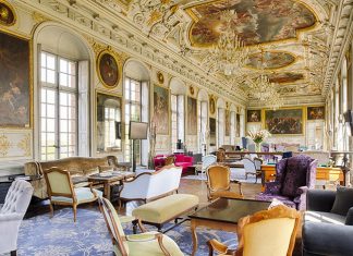 En se réunissant au château de Guermantes, c’est à la recherche d’un temps lointain que se lancent les entreprises, celui du Grand Siècle et de ses fastes. Cependant, à côté de ses dorures et de ses plafonds peints, le lieu géré par Chateauform’ dispose de tout l’équipement high-tech pour des réunions ancrées dans la modernité.