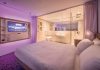 L’essentiel tient souvent en peu de place. YotelAir propose des cabines design offrant aux passagers un moment pour se rafraîchir à l’arrivée d’un vol long-courrier ou une vraie nuit de sommeil avant un départ tôt le matin.