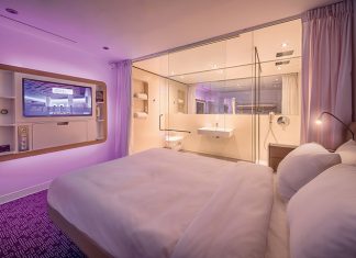 L’essentiel tient souvent en peu de place. YotelAir propose des cabines design offrant aux passagers un moment pour se rafraîchir à l’arrivée d’un vol long-courrier ou une vraie nuit de sommeil avant un départ tôt le matin.
