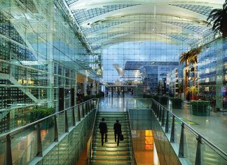 Des lieux dHilton Munich Airport Lobby-corrigee passage qui ont une âme : aux voyageurs toujours entre deux avions, le Hilton Munich Airport offre, le temps d’une nuit, un cadre inspirant avec son immense structure en verre dessinée par Helmut Jahn.