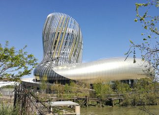 La Cité du Vin, aux allures de carafe à décanter.