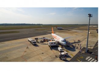 easyJet Vue du terminal billi de l'aéroport de Bordeaux d'un avion easyJet