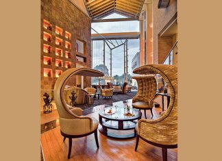 Incarner l’esprit africain, célébrer la créativité, la mode, l’art et le design : le Tribe Hotel de Nairobi met en lumière la volonté de son propriétaire, la famille Ehsani, à travers une architecture contemporaine où le granit et le marbre tempèrent les tons chauds de l’Afrique, où les ?uvres d’art se marient avec une nature luxuriante.© Design Hotels