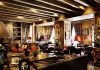 Cocteau fut un de ses habitués, Roger Vadim y tourna des scènes des Liaisons dangereuses. L’hôtel Mont Blanc de Megève, du groupe Sibuet, fait partie de ces stars hivernales au savoir-vivre étudié, mêlant styles savoyard, autrichien et anglais.© G. de Laubier