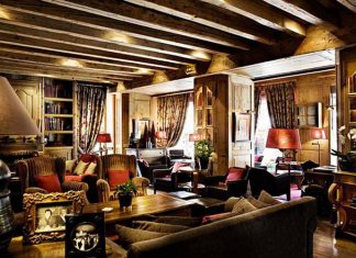 Cocteau fut un de ses habitués, Roger Vadim y tourna des scènes des Liaisons dangereuses. L’hôtel Mont Blanc de Megève, du groupe Sibuet, fait partie de ces stars hivernales au savoir-vivre étudié, mêlant styles savoyard, autrichien et anglais.© G. de Laubier