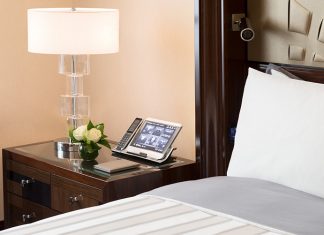 Chic, mais efficace : le Peninsula Paris propose à ses clients une tablette inter-active ergonomique utilisant une technologie développée en interne par le groupe de luxe. © Peninsula hotels