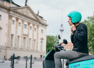 Les voyageurs d'affaires peuvent réserver les scooters et trottinettes électriques de Tier via l'application FREENOW.