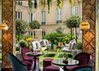 Terrasse du restaurant Le Joy, à l'Hôtel Fouquet's Barrière (Paris).
