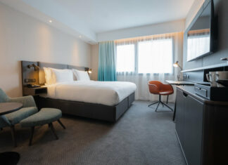 L'Holiday Inn Paris CDG Airport.