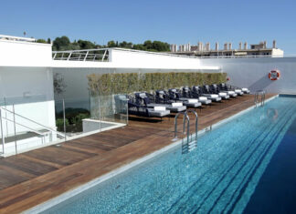 Piscine en rooftop de l'Hotel Indigo à Cagnes-sur-Mer.