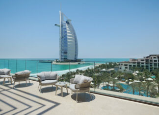 Vue sur le Burj Al Arab depuis le Royal Penthouse du Jumeirah Al Naseem.