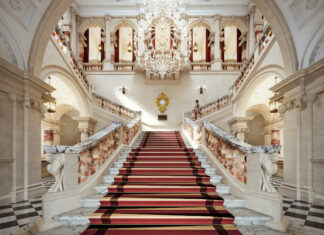 L'escalier majestueux du Raffles London at the OWO.