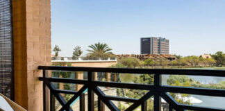 Vue d'une chambre du Radisson Antananarivo Waterfront, à Madagascar.