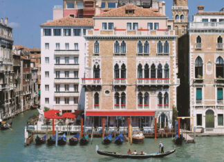 Donnant sur le Grand Canal, l'Hôtel Bauer, une des légendes de l'hôtellerie à Venise.