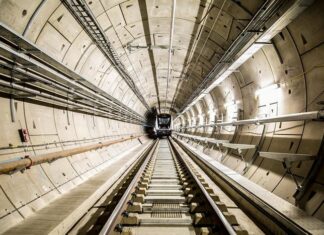 Grâce à la liaison de ses différentes parties aux tunnels creusés sous le centre de Londres, l’Elizabeth Line propose un parcours rapide et direct entre Heathrow et Canary Wharf. (c) TfL