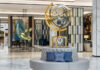 Trônant au milieu du lobby du Waldorf Astoria Koweït, une horloge, une des signatures de la marque de luxe du groupe Hilton.