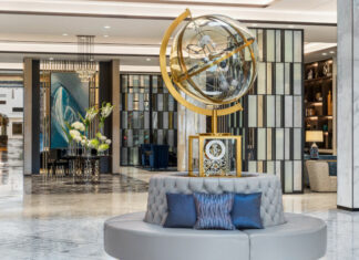 Trônant au milieu du lobby du Waldorf Astoria Koweït, une horloge, une des signatures de la marque de luxe du groupe Hilton.
