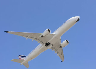 Le renouvellement des flottes participe à limiter l'empreinte carbone du transport aérien selon l'ADEME. Ici, un A350 d'Air France-KLM.