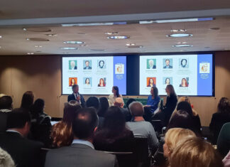 Lors du lancement de la plate-forme Abri d'urgence, table ronde avec Sébastien Bazin, pdg de Accor, Anne-Cécile Mailfert, présidente de la Fondation des Femmes, Brune Poirson, directrice RSE de Accor, et Julie Gayet, marraine de la Fondation des Femmes (de gauche à droite).