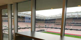 Intégré au stade de Nice, le site de coworking HQ Allianz Riviera propose 54 postes de travail et 16 loges reconverties en salons business avec vue sur la pelouse.