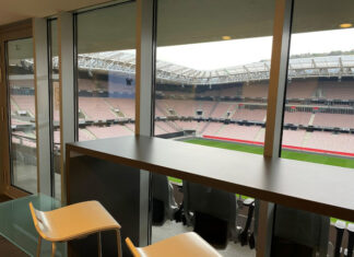 Intégré au stade de Nice, le site de coworking HQ Allianz Riviera propose 54 postes de travail et 16 loges reconverties en salons business avec vue sur la pelouse.