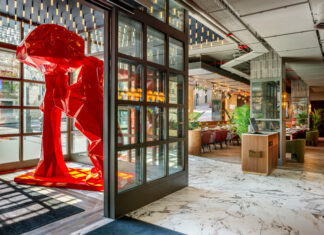A l'entrée du Radisson RED Madrid, une sculpture reprenant les symboles de la capitale espagnole, l'ours et l'arbousier.