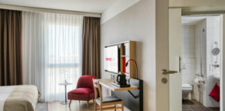 Doté de 360 chambres et de 7 salles de réunion, l'IntercityHotel Berlin Airport BER est situé à proximité directe du hub de la capitale allemande.