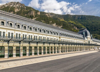 A la frontière franco-espagnole, la gare de Canfranc avait depuis longtemps perdu son statut de gare internationale. Elle s'apprête à revivre en hôtel haut de gamme du groupe Barcelo.