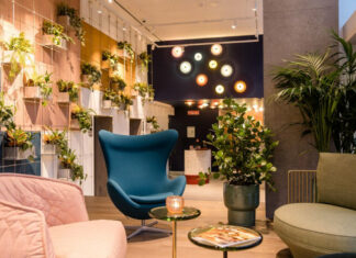 Réception du Motel One Rotterdam, ouvert en février dernier. © Motel One