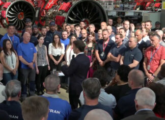 Emmanuel Macron, lors de sa visite de l'usine Safran de Villaroche, en Seine-et-Marne.