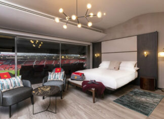 Etroitement lié au monde du sport, le programme Marriott propose de dormir dans les tribunes du stade d'Old Trafford à Manchester.