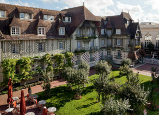 L'hôtel Barrière Le Normandy à Deauville, un des premiers établissements à profiter du déploiement de solutions de recharge.