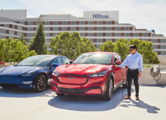 Plus de 2000 hôtels du groupe Hilton aux Etats-Unis disposeront de connecteurs universels Tesla, destinés à la recharge des véhicules électriques.