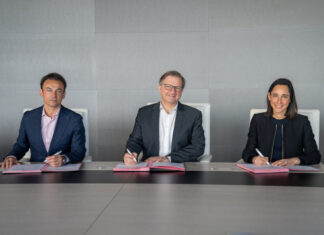 Lors de la signature de l'accord-cadre avec l'ADEME : Patrick Mendès, DG Europe et Afrique du Nord d'Accor, Sylvain Waserman, PDG de l’ADEME, et Brune Poirson, directrice Développement durable d'Accor.