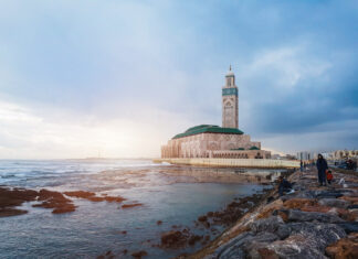 Classée parmi les destinations incontournables de 2024 par TripAdvisor, la « Ville Blanche » rayonne par sa culture, son histoire et sa modernité. En photo, la mosquée Hassan II.