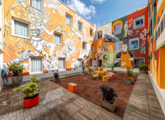 Patio du B&B Home Paris Mairie de Saint Ouen, décoré par l'association Graffart.