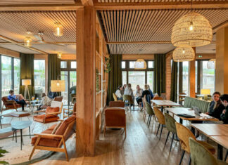 Le café-hôtel le Bout du Parc accueille les entreprises dans un cadre naturel et pourtant en plein Versailles. Un projet porté par l'acteur phare des campings haut de gamme, Huttopia.