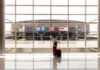 Le "Look of the Game", habillage de la façade du Terminal 1 de Paris CDG aux couleurs de Paris 2024. (c) Gwen Le Bras pour Groupe ADP