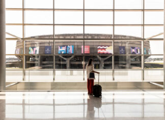 Le "Look of the Game", habillage de la façade du Terminal 1 de Paris CDG aux couleurs de Paris 2024. (c) Gwen Le Bras pour Groupe ADP
