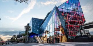 Dessiné par le célèbre architecte Daniel Libeskind, le bâtiment Iconic héberge le nouveau DoubleTree by Hilton Nice Centre.
