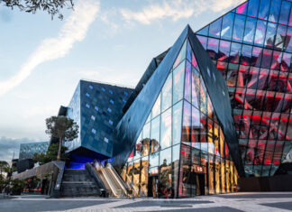 Dessiné par le célèbre architecte Daniel Libeskind, le bâtiment Iconic héberge le nouveau DoubleTree by Hilton Nice Centre.