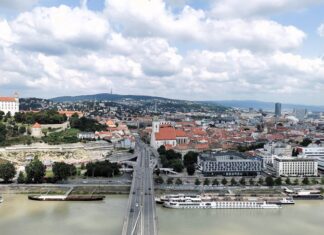 Le panorama de Bratislava avec le Danube vu de la Tour UFO (Photo: Luc Citrinot)